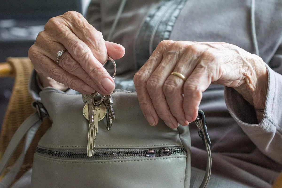 Intérieur d'un logement avec clés et objet personnel illustrant le viager occupé
