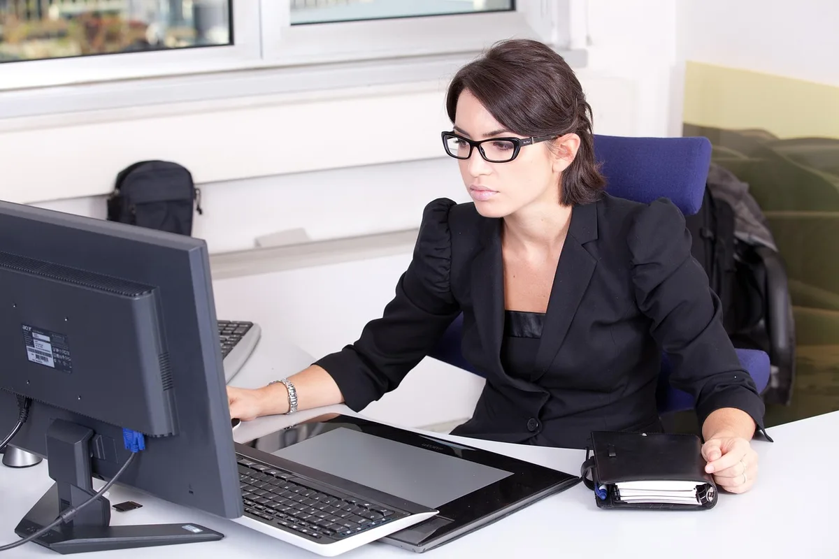 Professionnel expérimenté en formation devant un écran