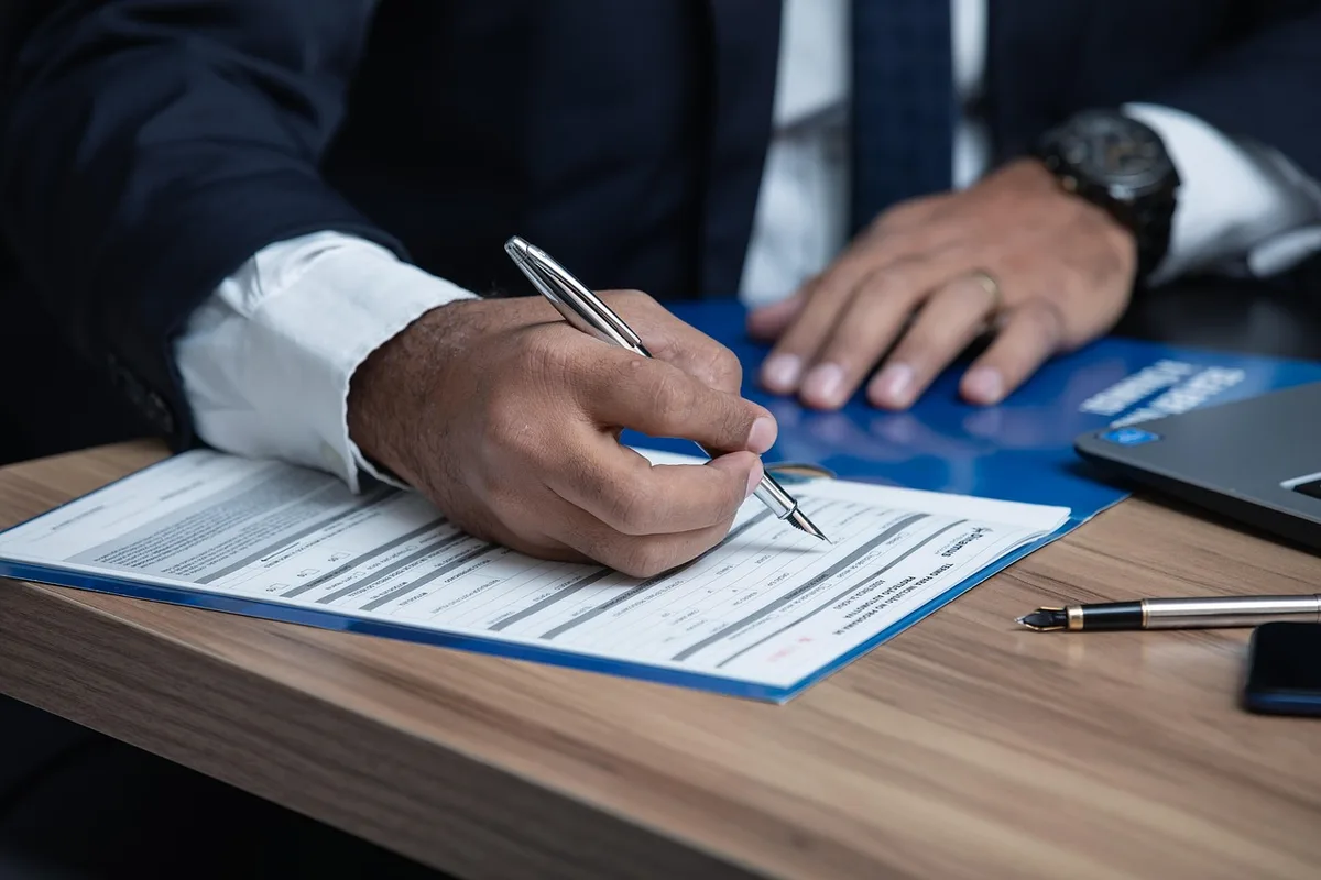 Carte régionale posée sur un contrat et un stylo, illustrant périmètre géographique et durée