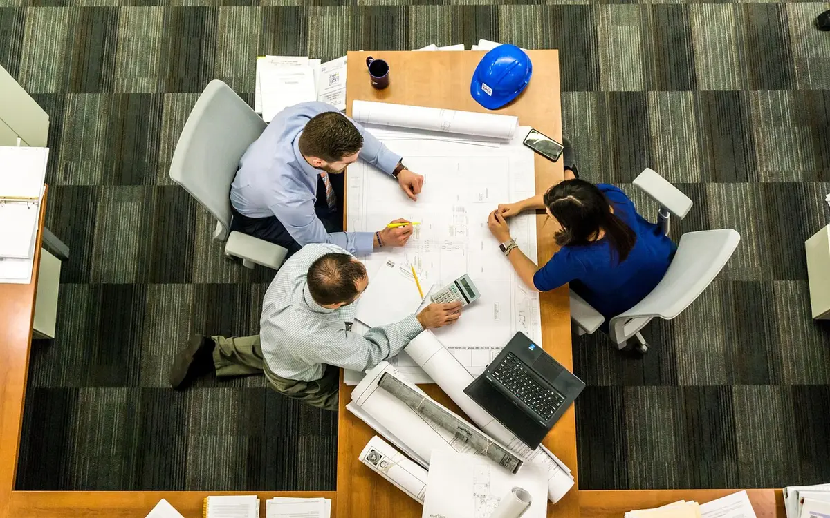 Dirigeant examinant des documents de redressement sur une table