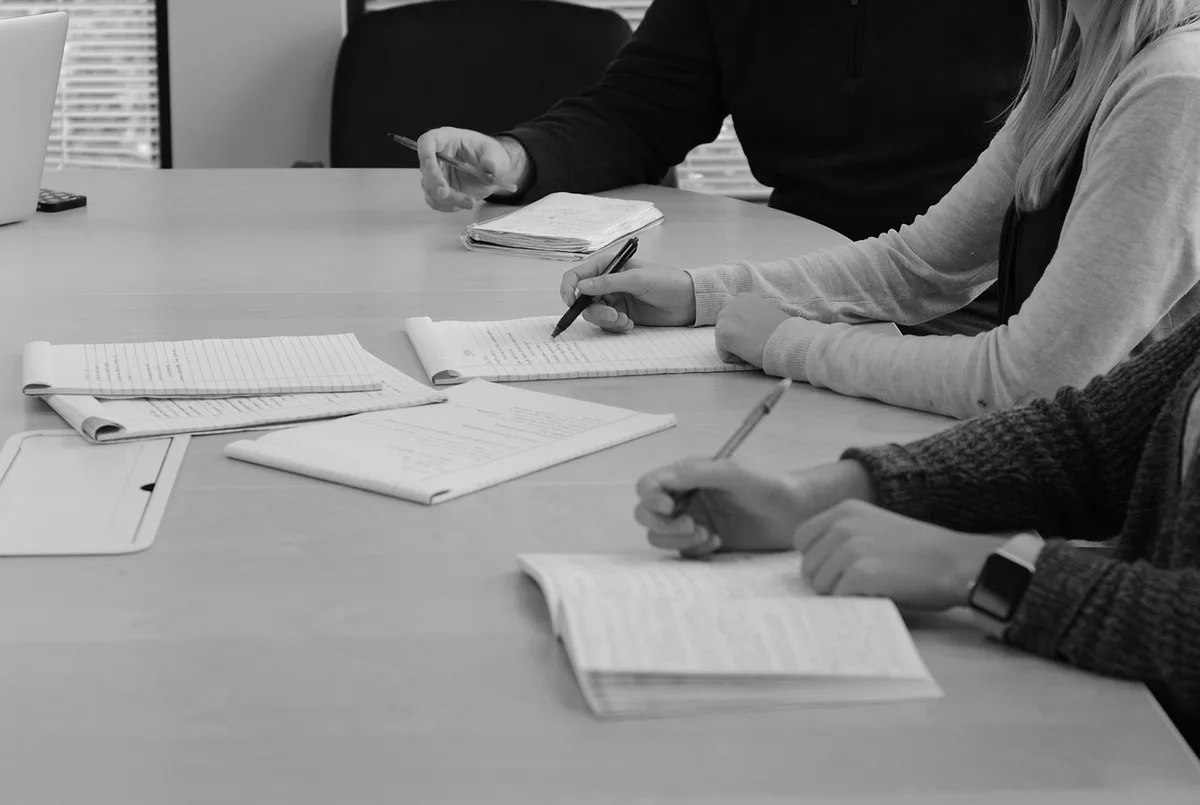 Personne anonyme discutant avec un conseiller au bureau sur une caution