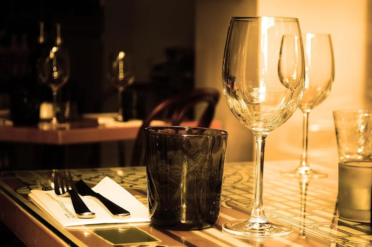 Intérieur chaleureux d'un espace combinant cave à vin et café