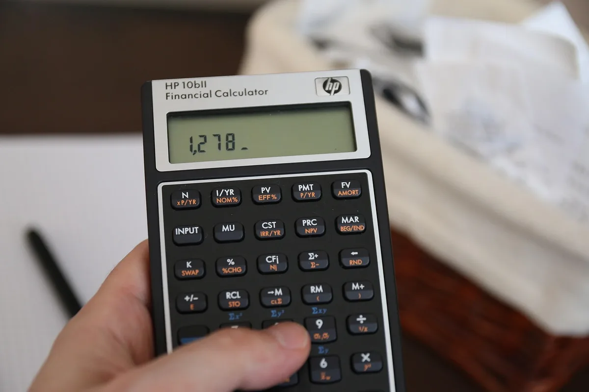 Calculatrice et tableau montrant le taux d'endettement